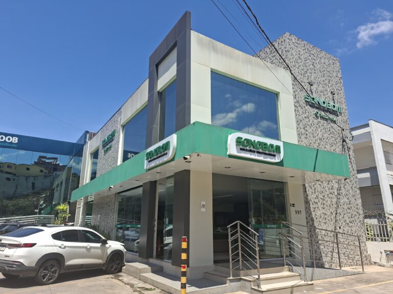 Fachada da loja Sonobom na Avenida Sidônio Otoni, Teófilo Otoni/MG